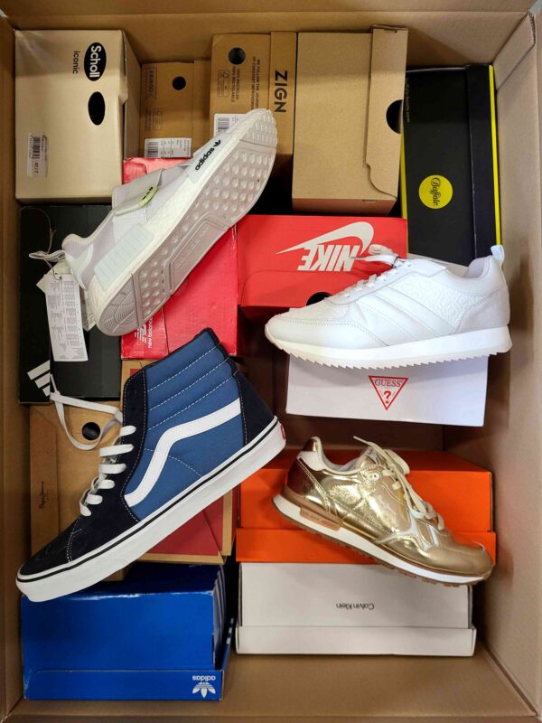 The photo shows a package with footwear in the category CS.