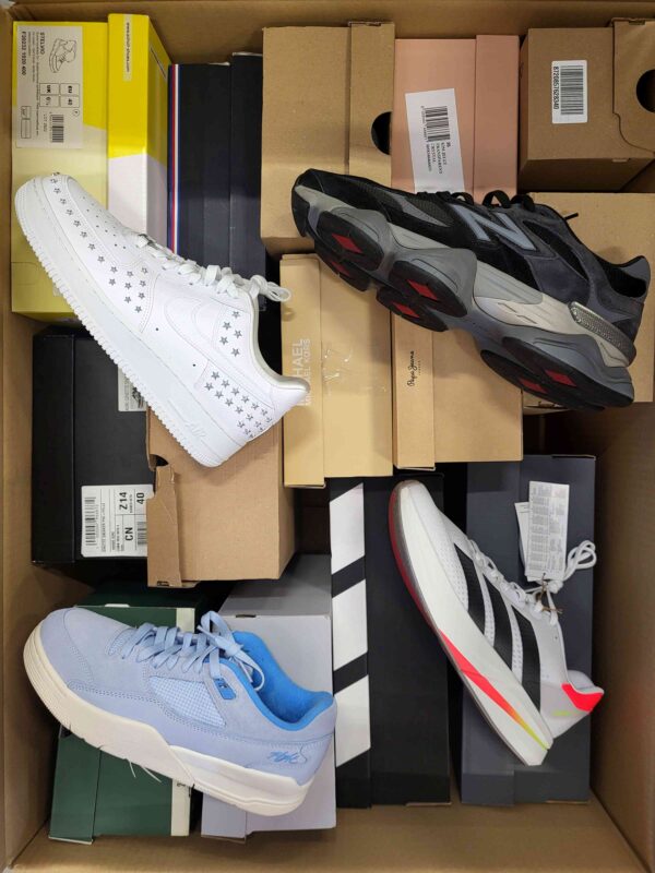 The photo shows a package with footwear in the category CS.