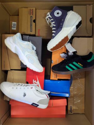 The photo shows a package with footwear in the category CS.