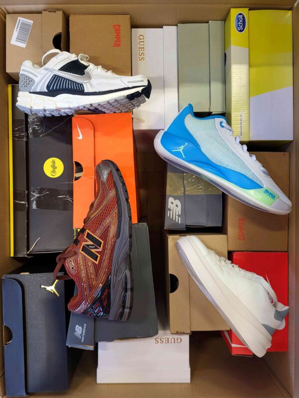 The photo shows a package with footwear in the category CS.