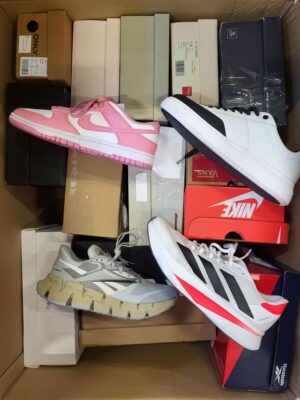 The photo shows a package with footwear in the category CS.