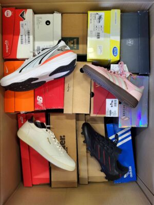 The photo shows a package with footwear in the category CS.