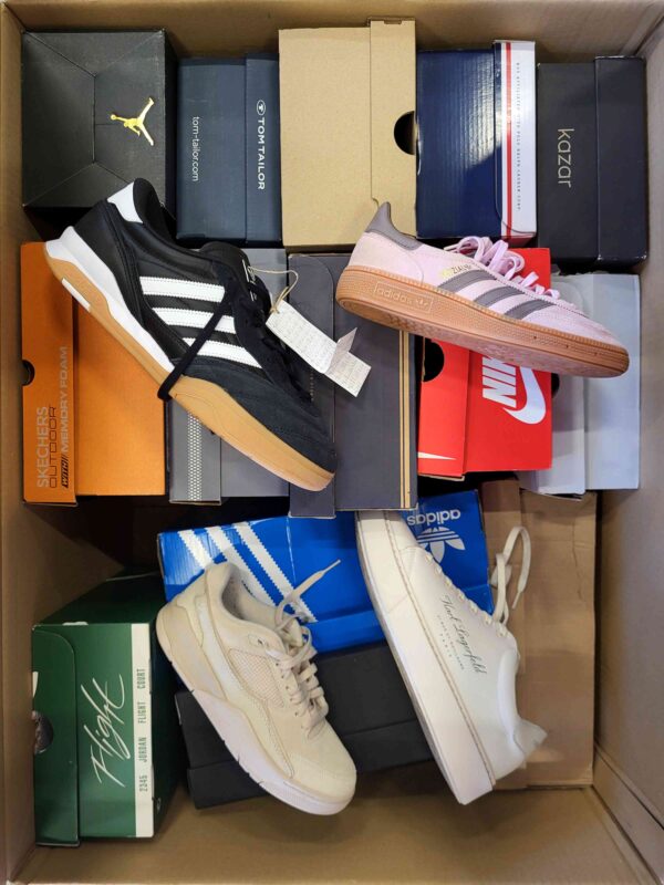 The photo shows a package with footwear in the category CS.
