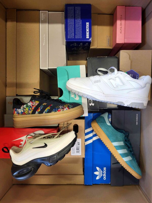 The photo shows a package with footwear in the category CS.