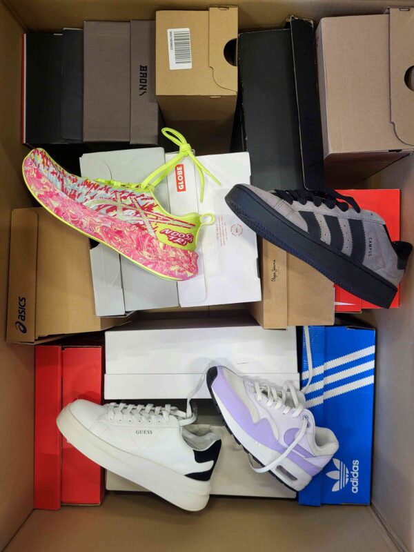 The photo shows a package with footwear in the category CS.