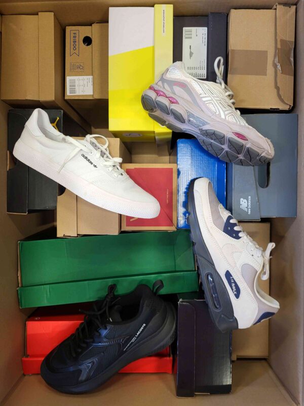 The photo shows a package with footwear in the category CS.