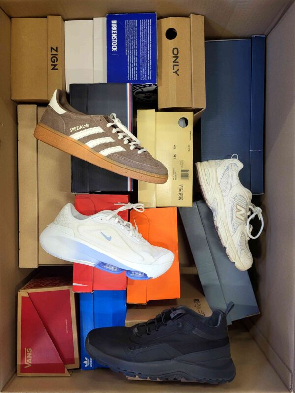 The photo shows a package with footwear in the category CS.
