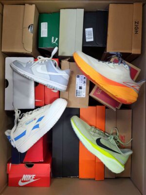 The photo shows a package with footwear in the category CS.