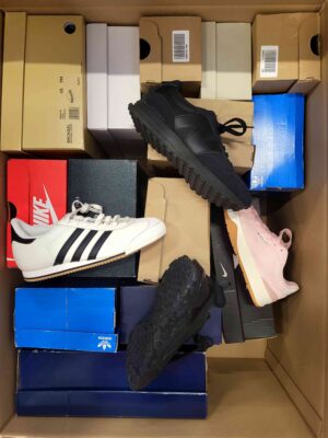 The photo shows a package with footwear in the category CS.