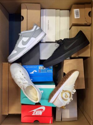 The photo shows a package with footwear in the category CS.