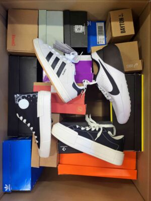 The photo shows a package with footwear in the category CS.