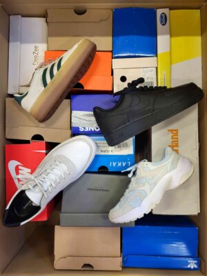 The photo shows a package with footwear in the category CS.