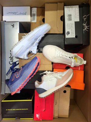 The photo shows a package with footwear in the category CS.