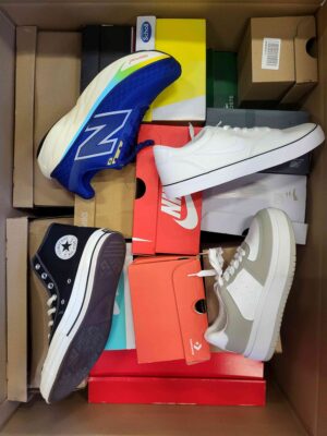 The photo shows a package with footwear in the category CS.