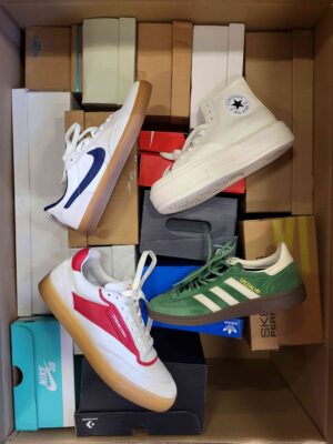 The photo shows a package with footwear in the category CS.