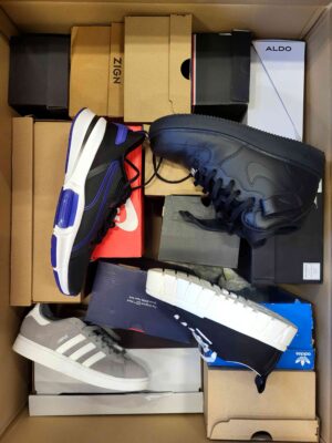 The photo shows a package with footwear in the category CS.