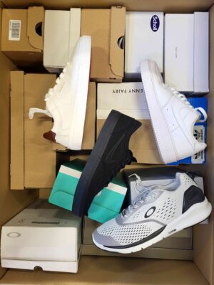 The photo shows a package with footwear in the category CS.
