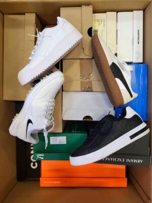 The photo shows a package with footwear in the category CS.