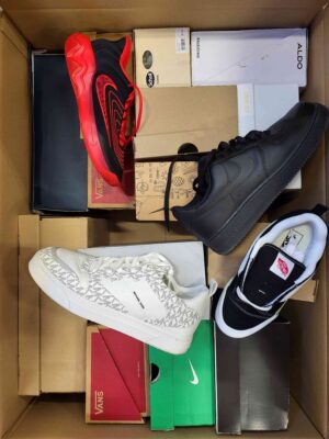 The photo shows a package with footwear in the category CS.