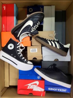 The photo shows a package with footwear in the category CS.