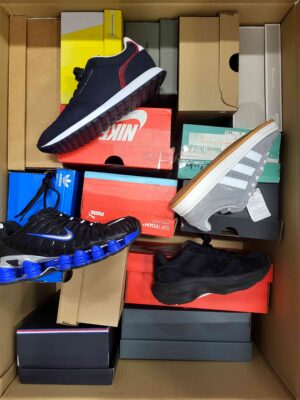 The photo shows a package with footwear in the category CS.