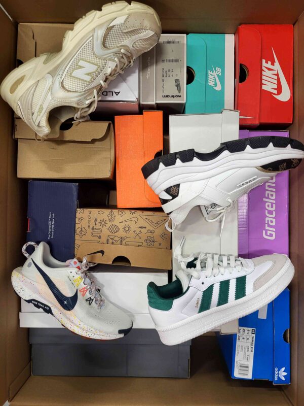 The photo shows a package with footwear in the category CS.