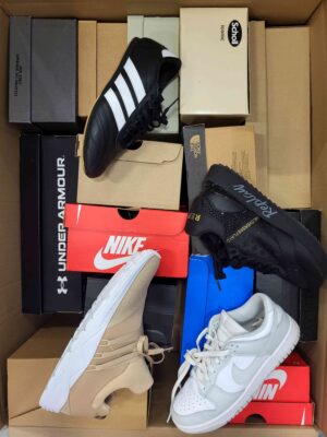 The photo shows a package with footwear in the category CS.