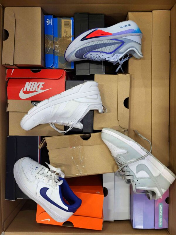 The photo shows a package with footwear in the category CS.