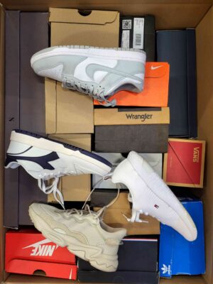 The photo shows a package with footwear in the category CS.