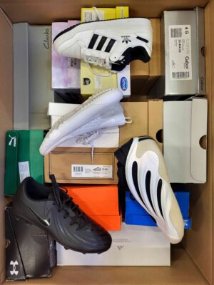 The photo shows a package with footwear in the category CS.