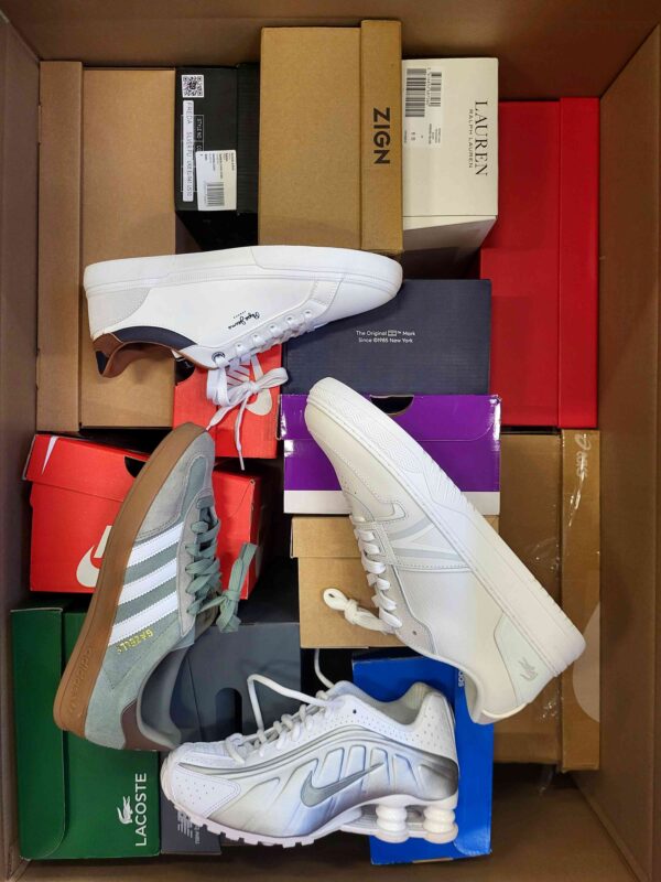 The photo shows a package with footwear in the category CS.