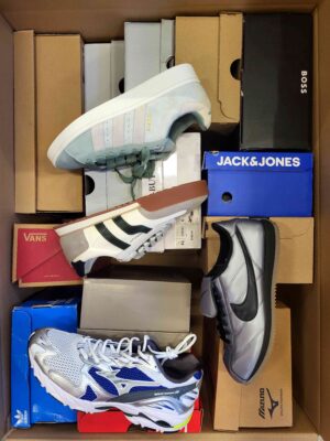 The photo shows a package with footwear in the category CS.