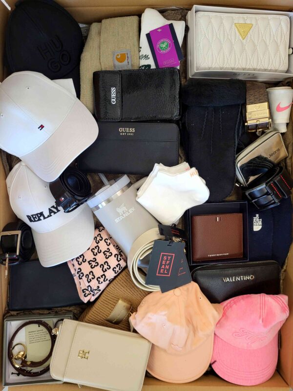 The picture shows a package with accessories in the category AC.