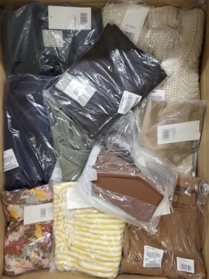 The photo shows a package with clothing in the category YA.