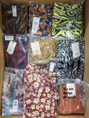The photo shows a package with clothing in the category AR.