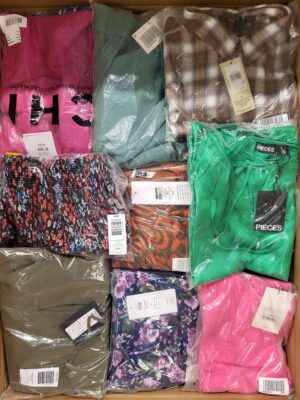The photo shows a package with clothing in the category AR.