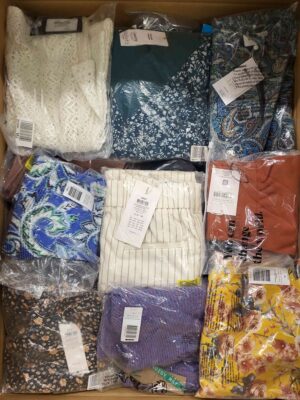 The photo shows a package with clothing in the category AR.