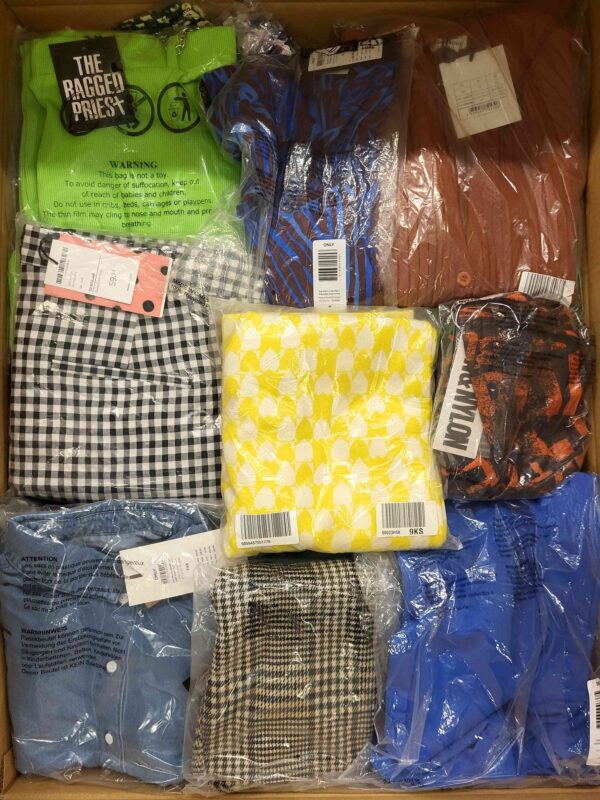 The photo shows a package with clothing in the category AR.