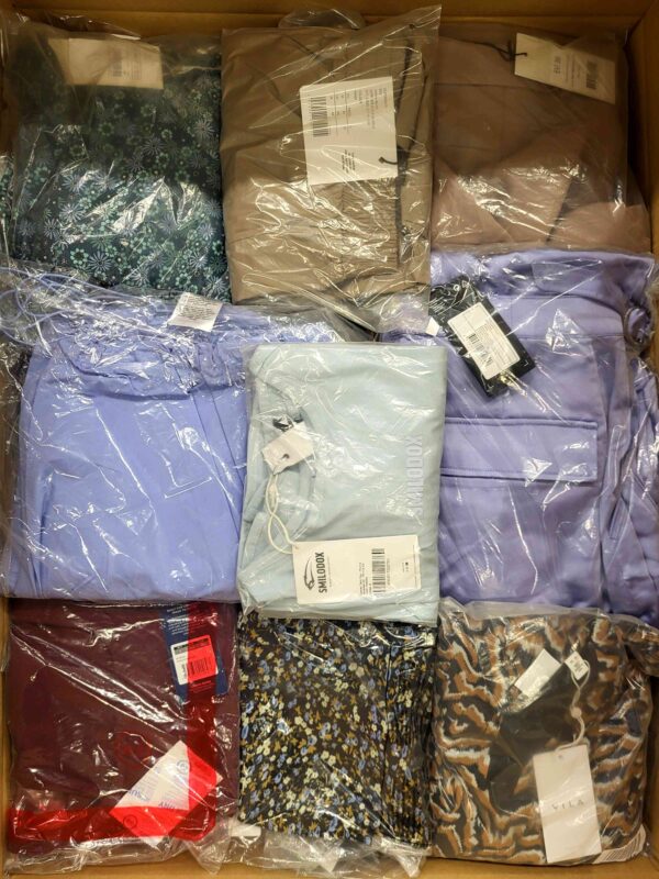 The photo shows a package with clothing in the category AR.