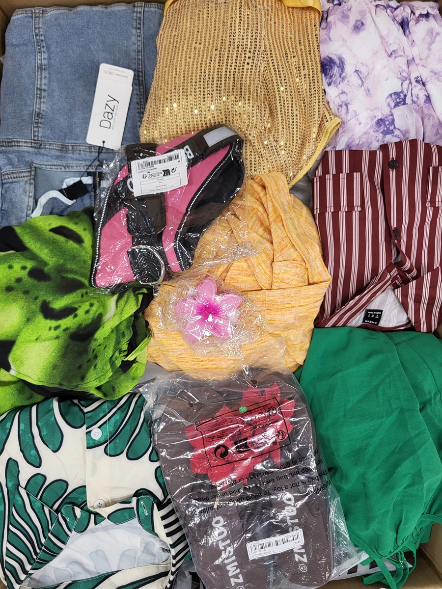 The photo shows a package with clothing in the category SN.