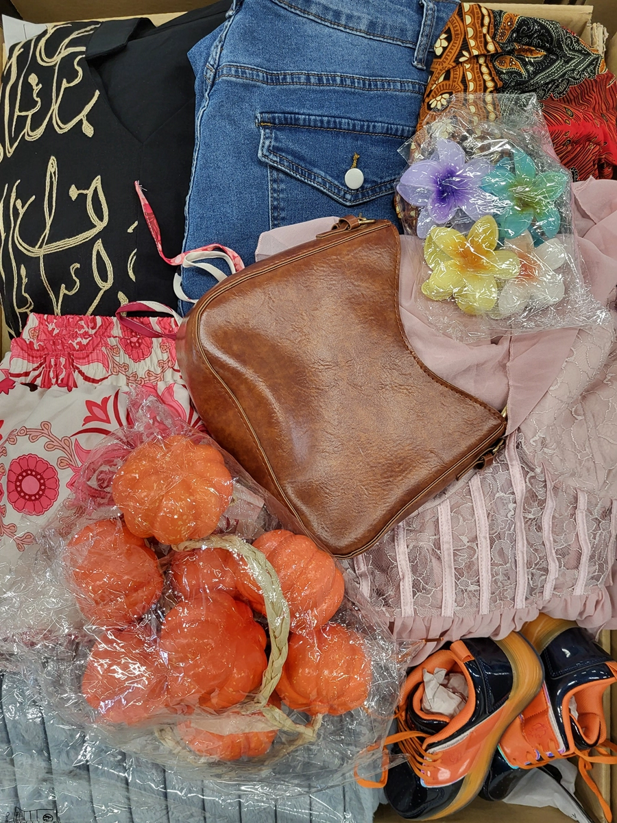 The photo shows a package with clothing in the category SN.