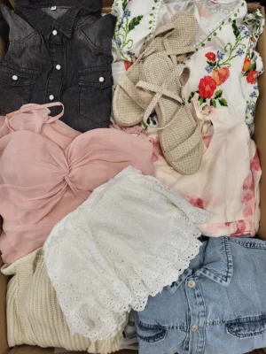 The photo shows a package with clothing in the category SN.