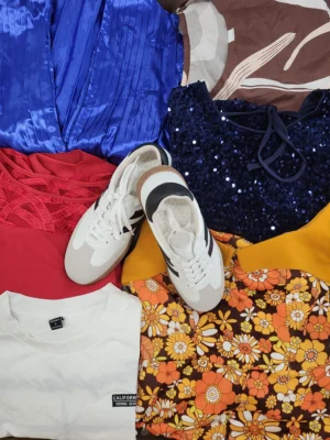 The photo shows a package with clothing in the category SN.