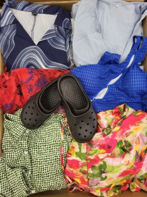 The photo shows a package with clothing in the category SN.