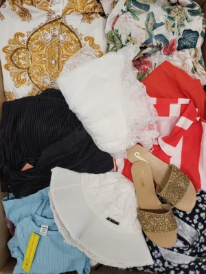 The photo shows a package with clothing in the category SN.