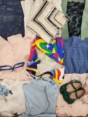The photo shows a package with clothing in the category SN.