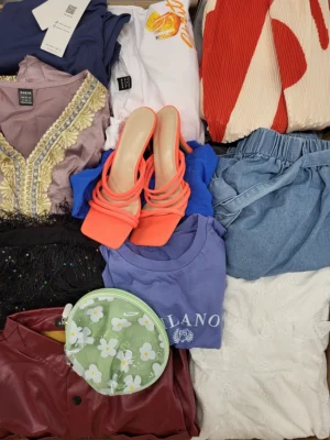 The photo shows a package with clothing in the category SN.