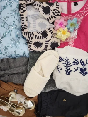 The photo shows a package with clothing in the category SN.