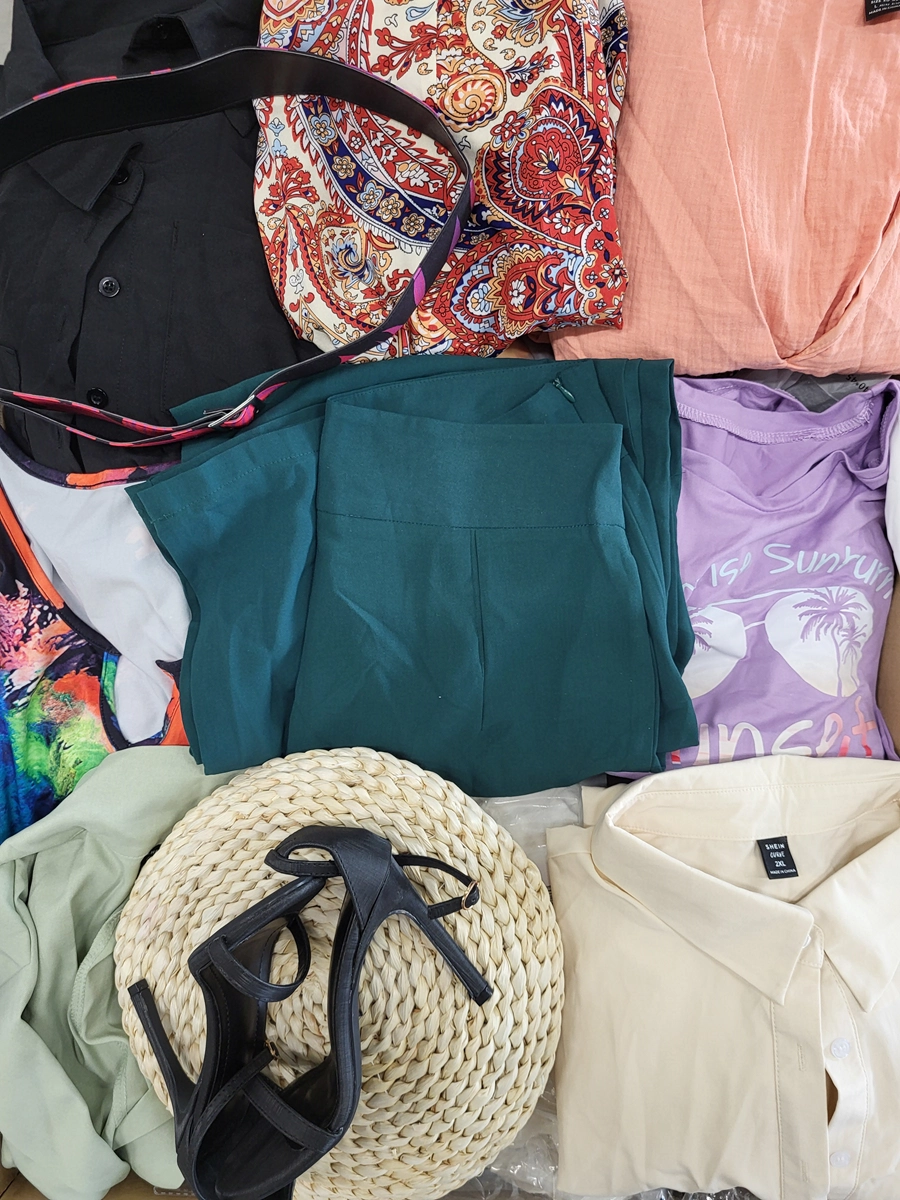 The photo shows a package with clothing in the category SN.