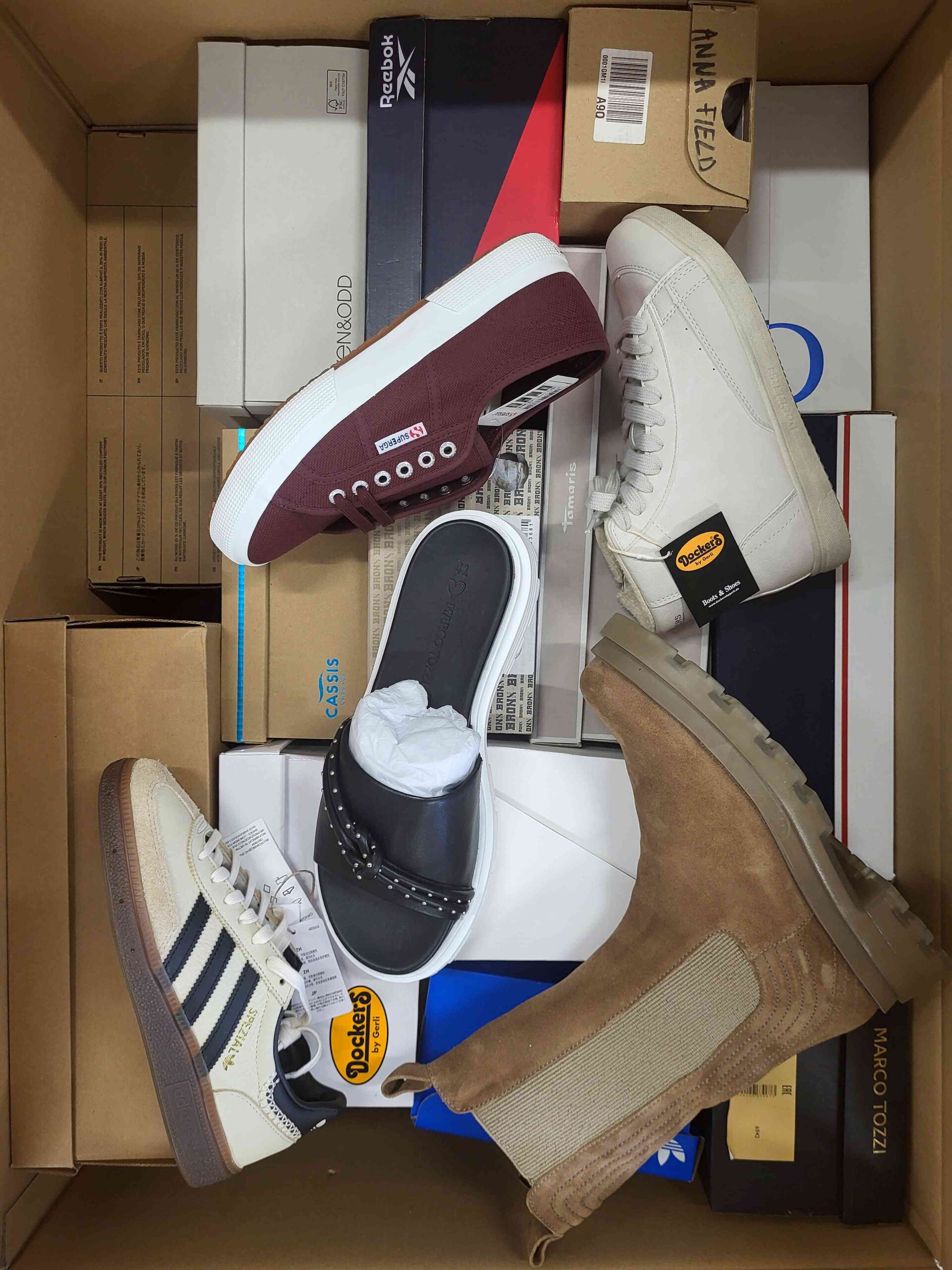 The photo shows a package with footwear in the category AS.